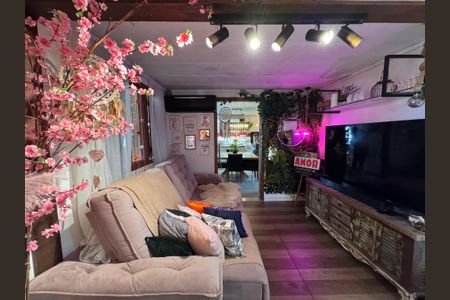 Casa à venda com 80m², 2 quartos e 2 vagasSala