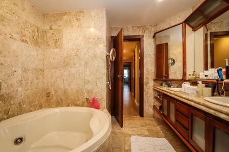 Apartamento à venda com 400m², 4 quartos e 4 vagasBanheiro da Suite Master