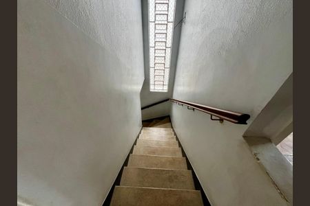 Casa à venda com 380m², 5 quartos e 4 vagasEscada