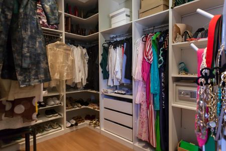 Apartamento à venda com 126m², 3 quartos e 3 vagas Apartamento à venda com 126m², 3 quartos e 3 vagasCloset da suíte