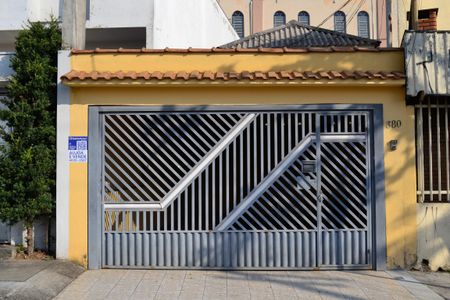 Casa à venda com 240m², 2 quartos e 2 vagasFachada e placa