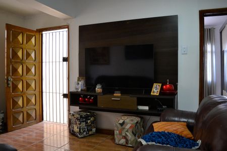 Casa à venda com 240m², 2 quartos e 2 vagasSala