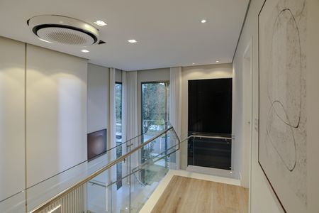 Casa de condomínio para alugar com 300m², 3 quartos e 4 vagasEscada