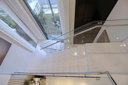 Casa de condomínio para alugar com 300m², 3 quartos e 4 vagasEscada