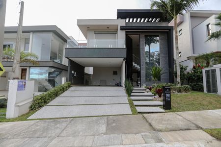 Casa de condomínio para alugar com 300m², 3 quartos e 4 vagasFachada