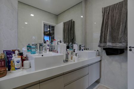 Casa de condomínio para alugar com 300m², 3 quartos e 4 vagasBanheiro - Quarto 1 - Suíte