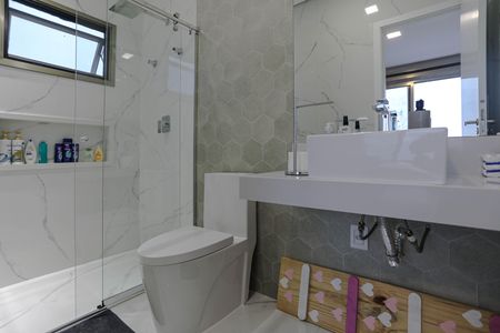 Casa de condomínio para alugar com 300m², 3 quartos e 4 vagasBanheiro - Quarto 3 - Suíte