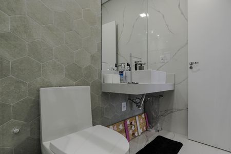 Casa de condomínio para alugar com 300m², 3 quartos e 4 vagasBanheiro - Quarto 3 - Suíte