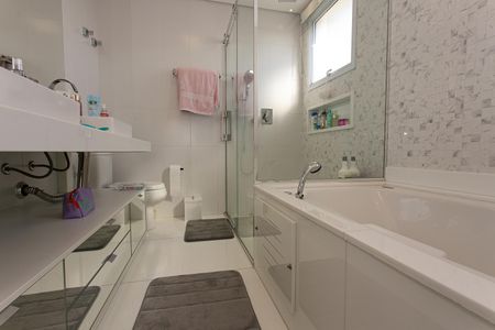 Apartamento à venda com 165m², 3 quartos e 4 vagasBanheiro da Suíte 1