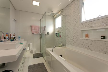 Apartamento à venda com 165m², 3 quartos e 4 vagasBanheiro da Suíte 1