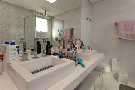 Apartamento à venda com 165m², 3 quartos e 4 vagasBanheiro da Suíte 1