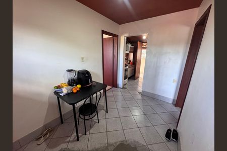 Casa à venda com 280m², 5 quartos e 4 vagas Casa à venda com 280m², 5 quartos e 4 vagasSala