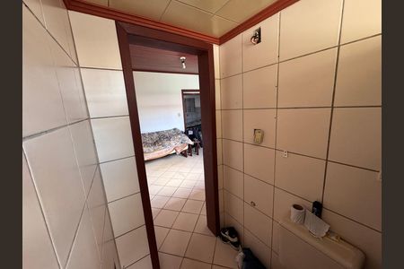 Casa à venda com 280m², 5 quartos e 4 vagas Casa à venda com 280m², 5 quartos e 4 vagasEdícula - Banheiro