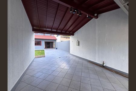 Casa à venda com 280m², 5 quartos e 4 vagas Casa à venda com 280m², 5 quartos e 4 vagasGaragem