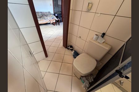 Casa à venda com 280m², 5 quartos e 4 vagas Casa à venda com 280m², 5 quartos e 4 vagasEdícula - Banheiro