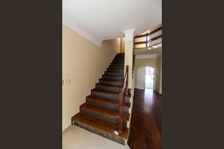 Casa de condomínio à venda com 395m², 5 quartos e 4 vagas Casa de condomínio à venda com 395m², 5 quartos e 4 vagasEscada