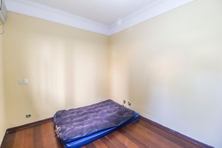 Casa de condomínio à venda com 395m², 5 quartos e 4 vagas Casa de condomínio à venda com 395m², 5 quartos e 4 vagasQuarto 1