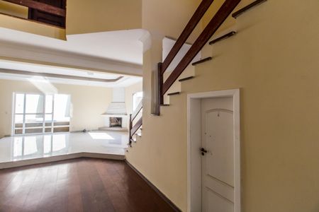 Casa de condomínio à venda com 395m², 5 quartos e 4 vagas Casa de condomínio à venda com 395m², 5 quartos e 4 vagasSala