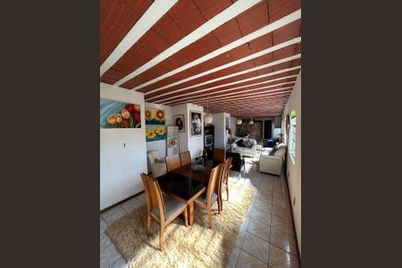 Casa à venda com 180m², 3 quartos e 2 vagasSala