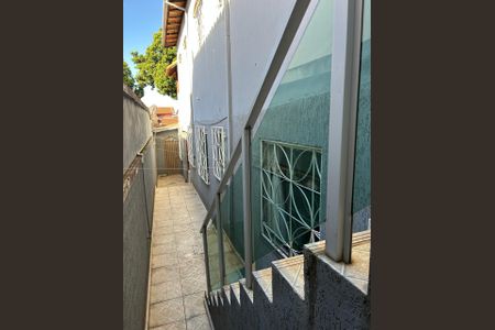 Casa à venda com 180m², 3 quartos e 2 vagasLateral