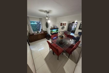 Casa à venda com 180m², 3 quartos e 2 vagasSala