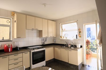 Apartamento à venda com 350m², 4 quartos e 2 vagas Apartamento à venda com 350m², 4 quartos e 2 vagasCozinha