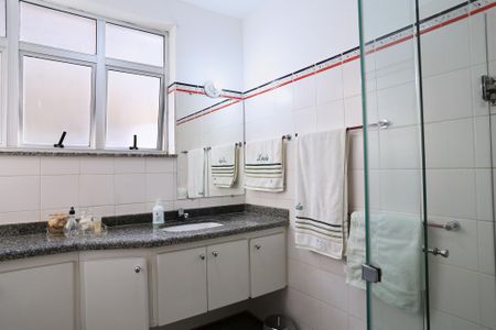 Apartamento à venda com 350m², 4 quartos e 2 vagas Apartamento à venda com 350m², 4 quartos e 2 vagasBanheiro