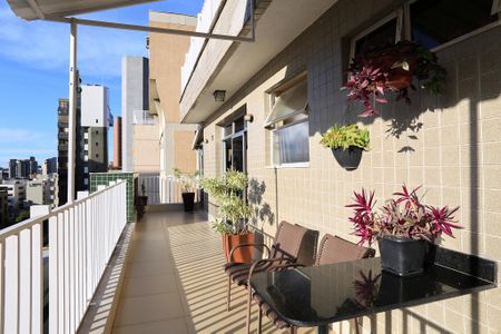 Apartamento à venda com 350m², 4 quartos e 2 vagas Apartamento à venda com 350m², 4 quartos e 2 vagasVaranda da Sala