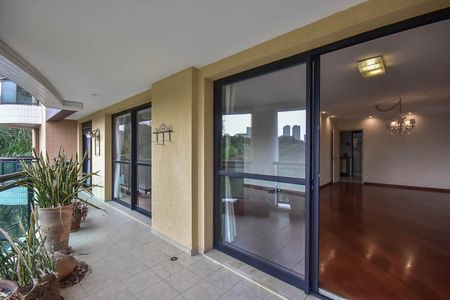 Apartamento para alugar com 198m², 3 quartos e 3 vagas Apartamento para alugar com 198m², 3 quartos e 3 vagasVaranda