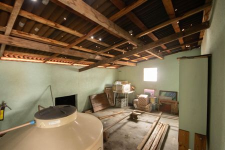 Casa à venda com 240m², 2 quartos e 4 vagas Casa à venda com 240m², 2 quartos e 4 vagasSótão