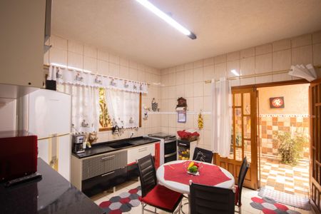 Casa à venda com 240m², 2 quartos e 4 vagas Casa à venda com 240m², 2 quartos e 4 vagasCozinha