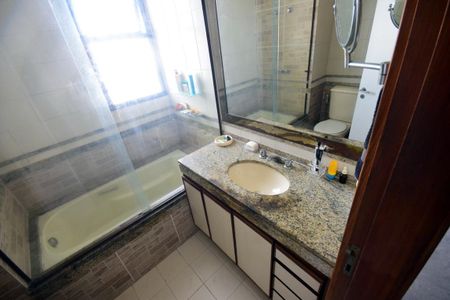 Apartamento à venda com 204m², 2 quartos e 3 vagasBanheiro da Suíte