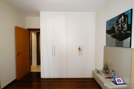 Apartamento à venda com 144m², 4 quartos e 3 vagasQuarto 2