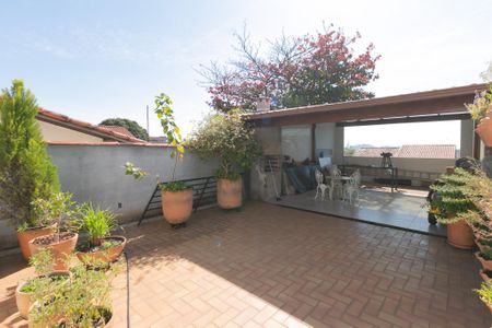 Casa à venda com 350m², 3 quartos e 4 vagas Casa à venda com 350m², 3 quartos e 4 vagasQuintal