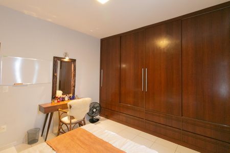 Casa à venda com 350m², 3 quartos e 4 vagas Casa à venda com 350m², 3 quartos e 4 vagasQuarto 1