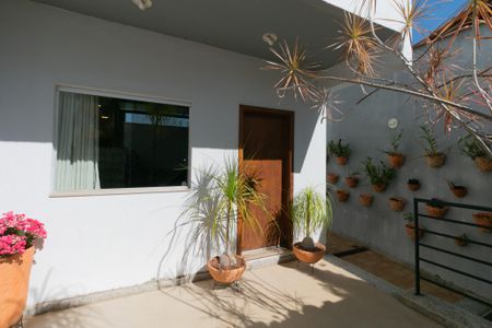 Casa à venda com 350m², 3 quartos e 4 vagas Casa à venda com 350m², 3 quartos e 4 vagasQuintal