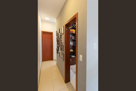 Casa à venda com 350m², 3 quartos e 4 vagas Casa à venda com 350m², 3 quartos e 4 vagasHall