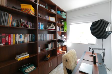 Casa à venda com 350m², 3 quartos e 4 vagas Casa à venda com 350m², 3 quartos e 4 vagasEscritório