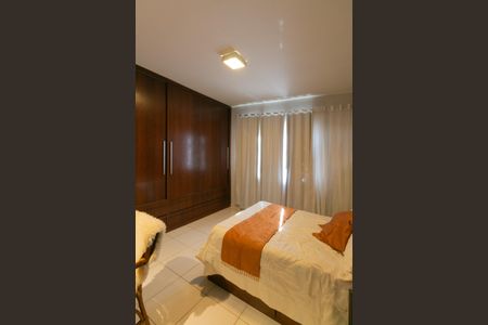 Casa à venda com 350m², 3 quartos e 4 vagas Casa à venda com 350m², 3 quartos e 4 vagasQuarto 1