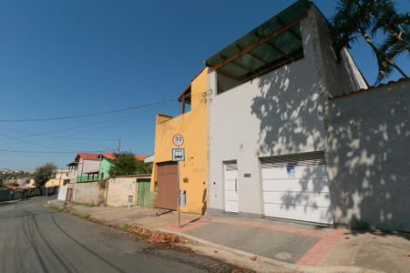 Casa à venda com 350m², 3 quartos e 4 vagas Casa à venda com 350m², 3 quartos e 4 vagasFachada