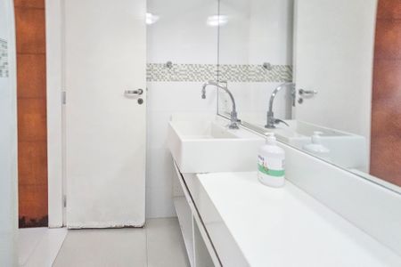 Apartamento para alugar com 135m², 2 quartos e 1 vaga Apartamento para alugar com 135m², 2 quartos e 1 vagaBanheiro da Suíte 1