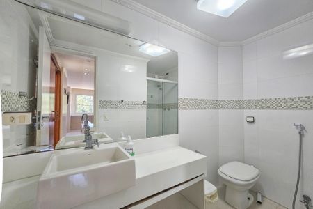 Apartamento para alugar com 135m², 2 quartos e 1 vaga Apartamento para alugar com 135m², 2 quartos e 1 vagaBanheiro da Suíte 1