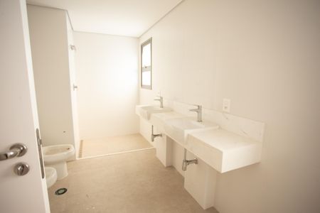 Apartamento à venda com 255m², 4 quartos e 4 vagas Apartamento à venda com 255m², 4 quartos e 4 vagasBanheiro da Suíte 2