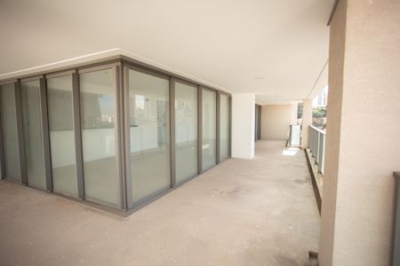 Apartamento à venda com 255m², 4 quartos e 4 vagas Apartamento à venda com 255m², 4 quartos e 4 vagasVaranda