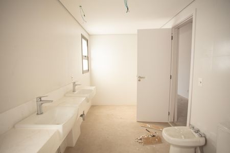 Apartamento à venda com 255m², 4 quartos e 4 vagas Apartamento à venda com 255m², 4 quartos e 4 vagasBanheiro da Suíte 2