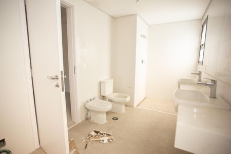 Apartamento à venda com 255m², 4 quartos e 4 vagas Apartamento à venda com 255m², 4 quartos e 4 vagasBanheiro da Suíte 2