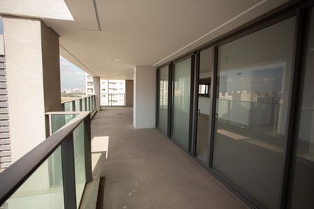 Apartamento à venda com 255m², 4 quartos e 4 vagas Apartamento à venda com 255m², 4 quartos e 4 vagasVaranda