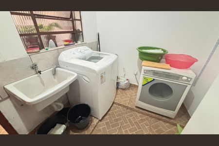 Casa à venda com 255m², 4 quartos e 3 vagas Casa à venda com 255m², 4 quartos e 3 vagasÁrea de Serviço