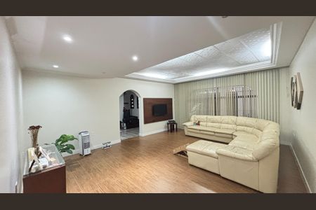 Casa à venda com 255m², 4 quartos e 3 vagas Casa à venda com 255m², 4 quartos e 3 vagasSala