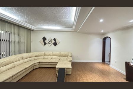 Casa à venda com 255m², 4 quartos e 3 vagas Casa à venda com 255m², 4 quartos e 3 vagasSala